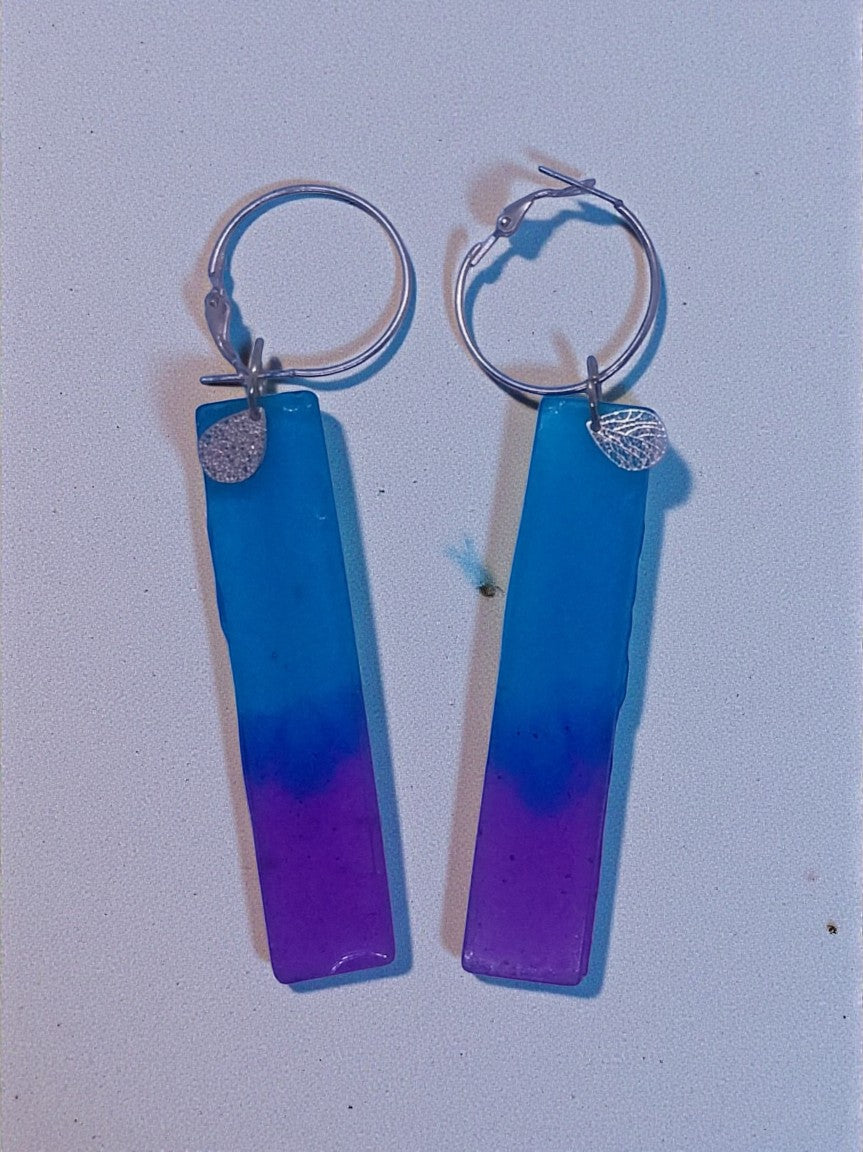 Artymunk3y blue to purple ombre resin bar hoop earrings with silver-tone hoops and leaf charms.